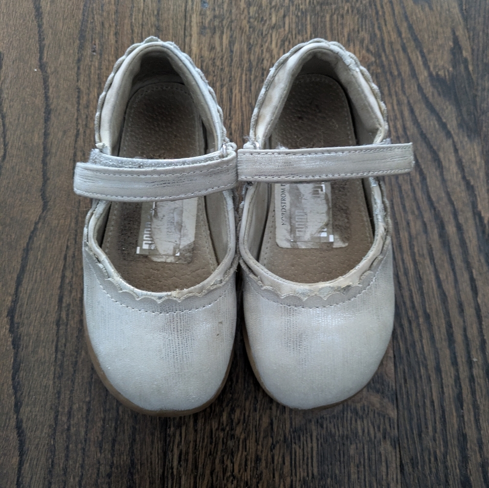🌺 Girl Kids See Kai Run Silver / Metallic Shoes size 10.5